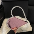 Roze hartvormige avondtas met ringhandvat vol kristallen en een metallic textuur - Roze