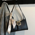 Schicke schwarze Schultertasche mit Krokostruktur, Goldschnalle und dekorativem Seidenschal - Schwarz