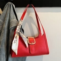 Rote Schultertasche mit Krokodilprägung, Goldener Schnalle und dekorativem Seidenschal - Rot