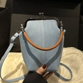Borsa a mano in denim azzurro con chiusura a scatto vintage e manico in pelle marrone - Azzurro