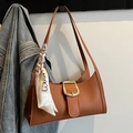Braune Baguette-Tasche in Krokostruktur mit goldener Schnalle und Seidenschal - Braun