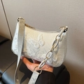 Hellweiße Schultertasche mit eleganter Schmetterlingsstickerei und zwei Trageriemen - Schmetterling Stickerei Stil / Silber