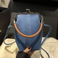 Borsa a clip in denim blu vintage con cuciture bianche, manico marrone e tracolla lunga - Blu scuro