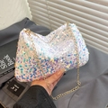 Pochette nuage à paillettes blanches irisées avec chaîne dorée pour soirée ou événements - Blanc