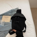 Minimalistische schwarze Canvas-Umhängetasche mit Klappe und verstellbarem Gurtband - Schwarz