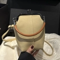 Sac rétro en toile beige avec fermoir kiss-lock, poignée brune et bandoulière - Kaki