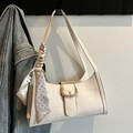 Weiße Schultertasche mit Krokodilprägung, goldener Schnalle und floralem Seidentuch - Weiß