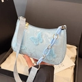 Hellblaue Spitzentasche mit 3D-Schmetterlingsakzenten und dekorativer Kette - Schmetterling Stickerei Stil / Blau