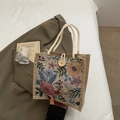 Borsa tote floreale in arazzo con bottone in legno e manici in corda intrecciata - Beige con Bottone