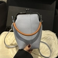 Sac à main en denim bleu clair avec fermoir rétro et poignée en cuir marron - Gris
