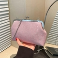 Roze avondtas met pailletten, zilveren kettingriem en glanzende metalen sluiting - Roze