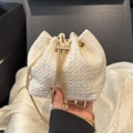 Secchiello intrecciato beige minimalista con catena dorata e ciondolo di perla - Bianco Sporco