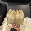 Borsa a secchiello in paglia intrecciata beige con catena dorata e dettagli in perle - Cachi