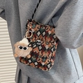 Geweven geometrische crossbodytas voor dames met een pluizige monster hanger eraan - Koffie (Met Hanger)