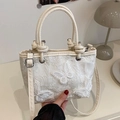 Beigefarbene Beuteltasche im Vintage-Stil mit Spitzenstickerei und 3D-Schmetterlingen - Weiß