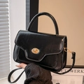 Elegante schwarze Retro-Umhängetasche mit Glanzeffekt und goldener Metallschnalle - Schwarz