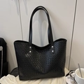 Große schwarze gewebte Leder-Einkaufstasche mit silbernen Nieten im minimalistischen Stil - Schwarz