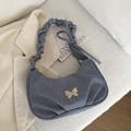 Sac croissant en denim avec logo papillon en métal et détails de poignée froncée - Bleu