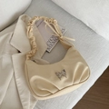 Sac hobo plissé crème en velours côtelé avec charm papillon et bandoulière nuage - Blanc Cassé