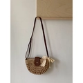 Borsa a tracolla a semicerchio in paglia marrone chiaro con patta in pelle e fiocco - Cachi con foulard di seta
