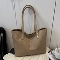 Khaki-farbene große Shopper-Tasche mit Schlangenprägung und langen Schulterriemen aus Leder - Khaki
