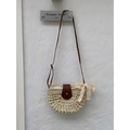 Borsa a mezzaluna in paglia intrecciata color crema con tracolla in pelle e fiocco in pizzo - Bianco Sporco Con Sciarpa Di Seta