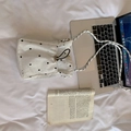 Borsa a tracolla nuvola bianca a fiori con coulisse e tracolla in corda sul letto - Bianco
