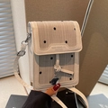 Crèmewitte mini crossbody telefoontas met zwarte bloempatronen en lange schouderriem - Broken Wit