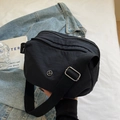 Borsa a tracolla minimalista in nylon nero con doppia cerniera e logo JP in metallo - Nero