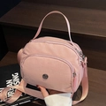 Nylontasche in Altrosa mit mehreren Reißverschlussfächern und verstellbarem Schultergurt - Rosa