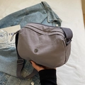 Borsa a tracolla minimalista in nylon viola chiaro con tracolla larga regolabile - Grigio