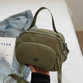 Olivgrüne Nylon-Umhängetasche mit Mehrschicht-Reißverschlüssen und verstellbarem Gurt - Grün