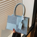 Minimalistische vierkante handtas van lichtblauw leer en donker suède patchwork design - Blauw