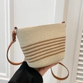 Umhängetasche aus Stroh in Beige mit braunen Streifen und Leder-Schultergurt - Beige
