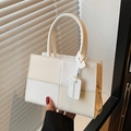 Minimalistische vierkante handtas in crème en wit leer met handvatten en label - Wit
