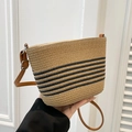 Stroh-Eimertasche mit schwarzen Streifen und braunem Lederriemen für den Strandurlaub - Schwarz