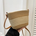 Stroh-Eimertasche mit braun-beigen Streifen und schmalem Leder-Schultergurt - Braun