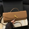 Bruine baguette tas met krokodillenpatroon, gouden knoopsluiting en handvat - Khaki