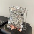 Schicke silberne Pailletten-Umhängetasche mit metallischen runden Pailletten-Details - Silber