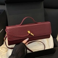 Elegante donkerrode avondtas met krokodillenpatroon en gouden knoopsluiting - Rood