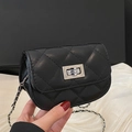 Mini borsa trapuntata nera con chiusura a scatto argento e tracolla a catena raffinata - Nero