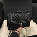 Sac bandoulière en cuir noir matelassé avec coutures en V et bandoulière en chaîne - Noir