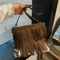 Braune Bohemian Umhängetasche aus Wildleder mit langen Fransen und Gold-Hardware - Braun