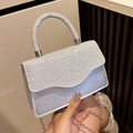 Elegante bolso plateado y azul claro con pedrería, asa de cristal y cadena metálica - Plateado