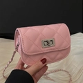 Mini borsa a tracolla trapuntata rosa con chiusura a rotazione argento e catena in pelle - Rosa
