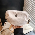 Borsa a tracolla beige in nylon con tracolla regolabile e logo in metallo in stile casual - Bianco
