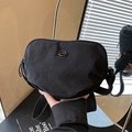 Borsa a tracolla chic in nylon nero con design curvo e logo in metallo lucido - Nero