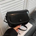 Kleine schwarze Lackleder-Satteltasche für Damen mit runder Schnalle und Haken - Schwarz