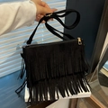 Schwarze Boho-Fransen-Umhängetasche aus Wildleder mit goldenen Metalldetails - Schwarz