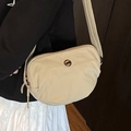Borsa a tracolla a mezzaluna beige in nylon con ampia tracolla in tessuto - Cachi